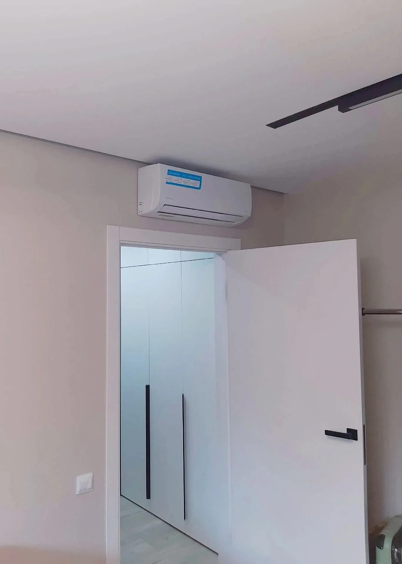 Монтаж на заложенную трассу: кондиционер Ecostar в готовом интерьере Установили сплит-сист...