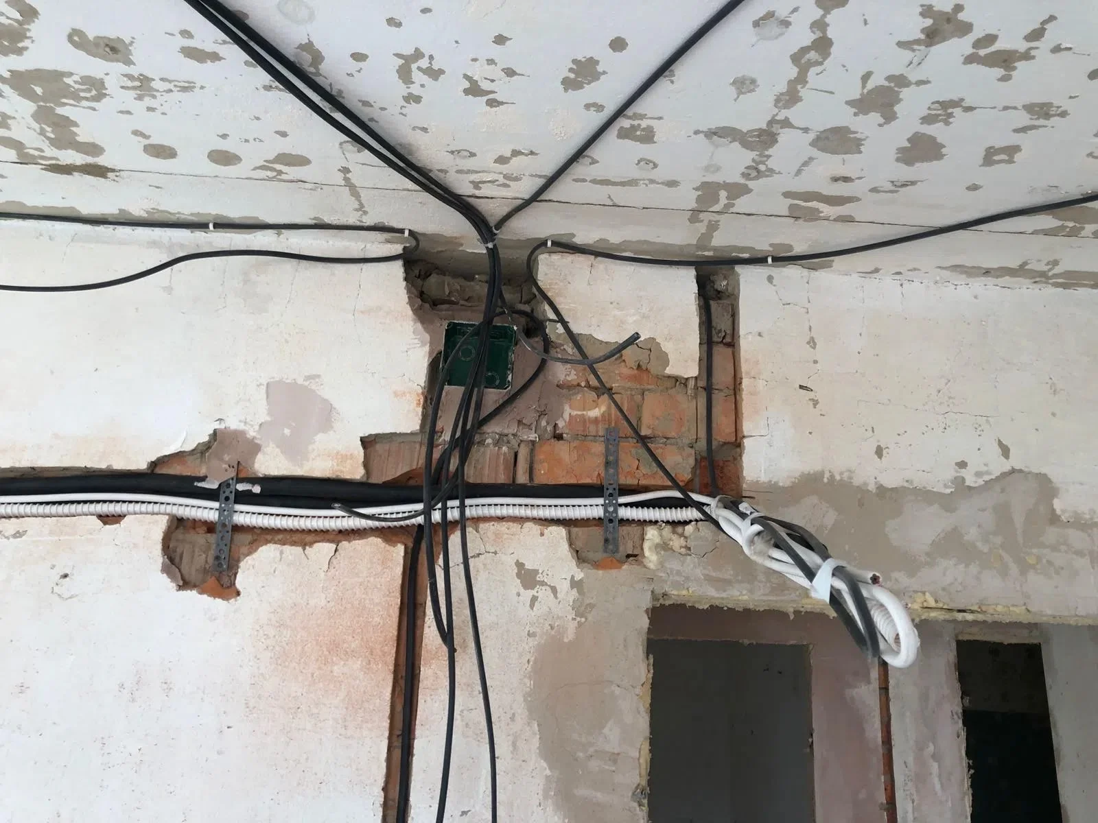 Электромонтаж и закладка трасс под кондиционеры на стадии черновой отделки